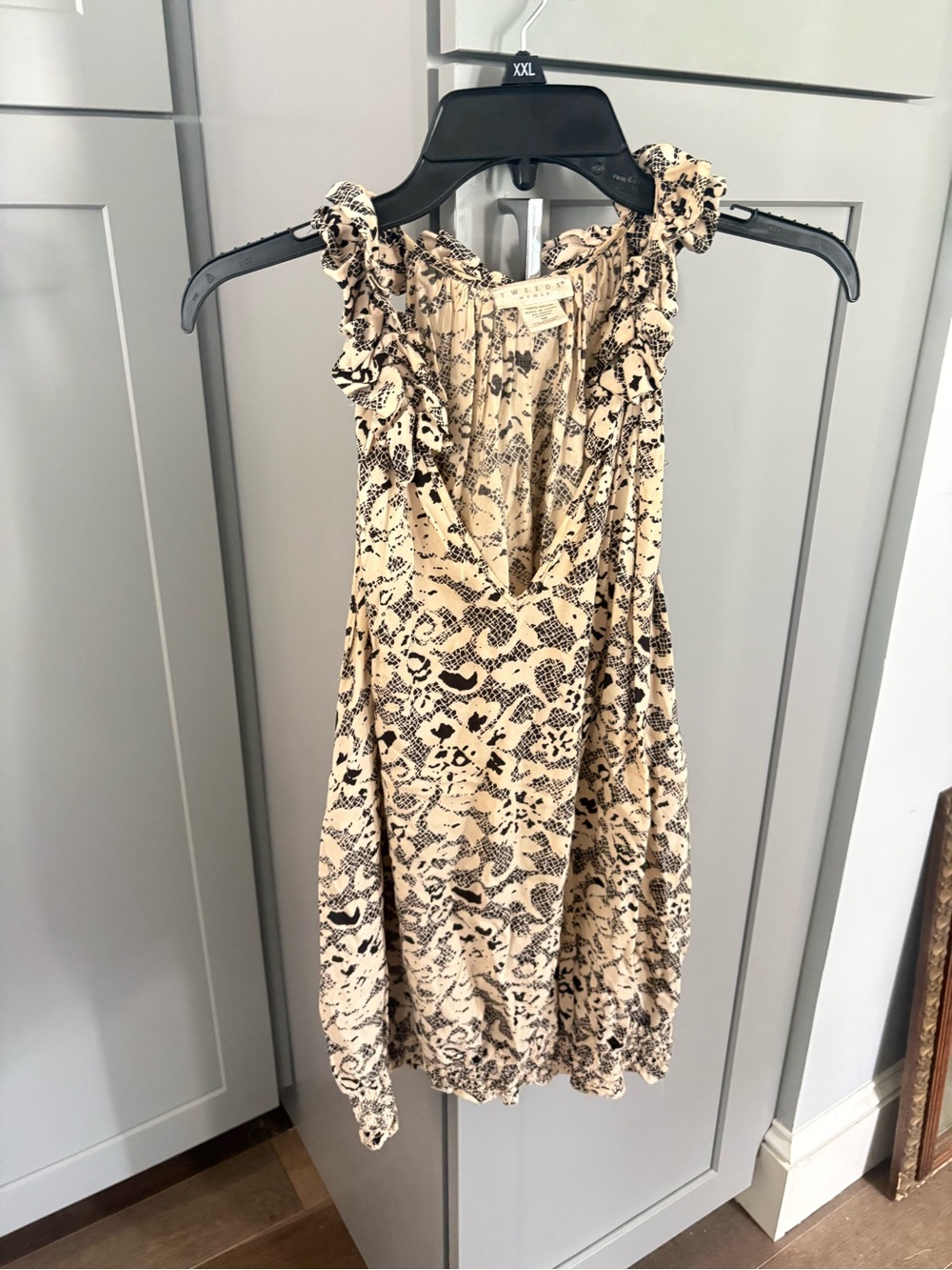 Tweeds Sleeveless Ruffle Neck Blouse in Beige and Black
